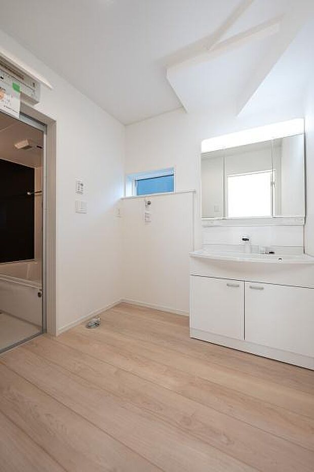 ゆとりの洗面スペースは、家事効率アップの秘密。白と木目の優しい空間で、毎日の生活に潤いを。