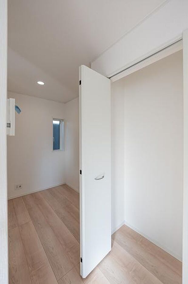 家族の荷物をすっきり収納する秘密基地。可変性のある空間で、暮らしの可能性を広げる納戸付き。