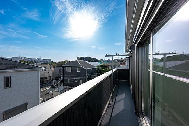 視界を遮るものがない、開放的な眺望が魅力。青空の下、太陽の光を独り占めするバルコニー。