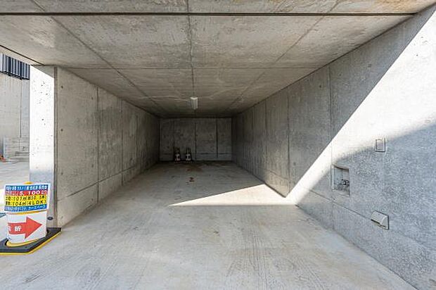 無骨なコンクリートが愛車を引き立てる。天候を気にせず保管できる、安心感のある地下ガレージ