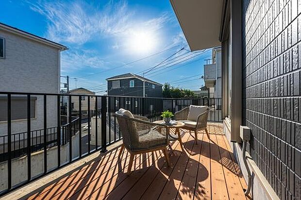 太陽の下、ゆったりとした時間が流れる特等席。このテラスで始まる、私らしい上質な暮らし（本画像はCGにて家具やウッドデッキ等を配置しております。実際に家具等はおかれておりません。）