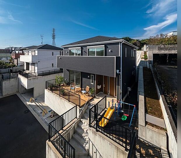 太陽と遊具のある広々デッキが魅力。洗練されたデザインと子育て環境を両立した一邸。(本画像はCGにて家具やウッドデッキ等を配置しております。実際に家具等はおかれておりません。)