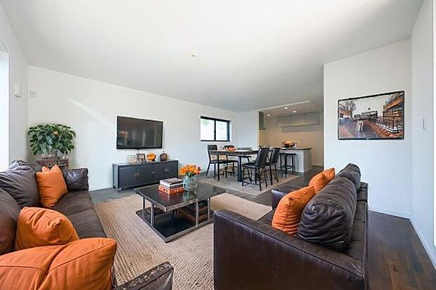 高級感のある室内と広々とした庭付きの邸宅。大容量のカースペースが魅力の、デザインにこだわった住まい。（本画像はCGにて家具等を配置しております。実際に家具等はおかれておりません。）