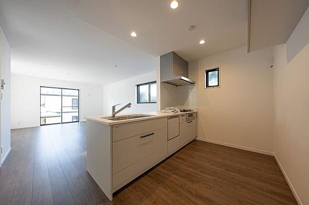 開放的な対面キッチンと大開口の窓から陽光が降り注ぐ、明るく広々としたLDKで家族団らん。