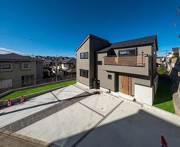 カースペース2台以上可。落ち着いた外観と木目調のアクセントが魅力的なデザイナーズ住宅。（本画像はCGにて家具やウッドデッキ等を配置しております。実際に家具等はおかれておりません。）