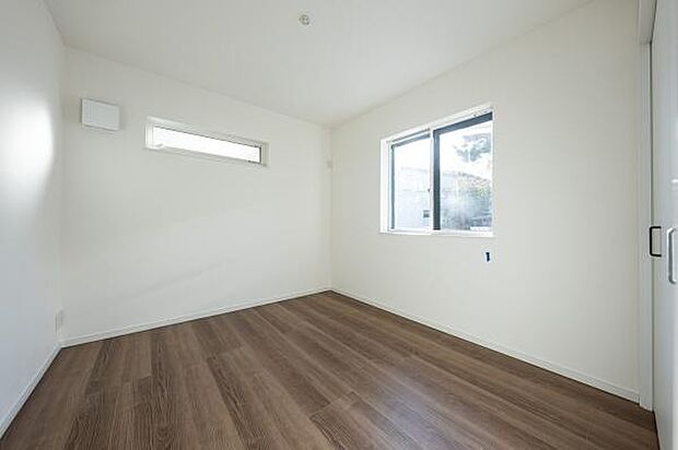 2面採光で通風と採光に優れた洋室。家具の配置がしやすいシンプルな間取りで、子供部屋や書斎に適しています。