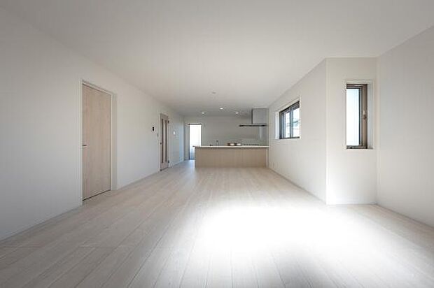 2面採光で明るく開放的なLDK。家具の配置がしやすい整った間取りで、自分好みの空間づくりが楽しめます。