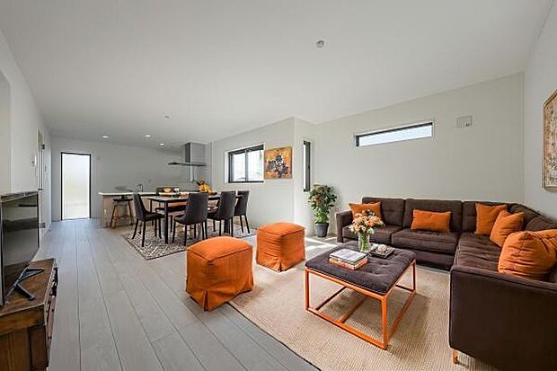 家具の配置をイメージしやすい広々としたLDK。ご家族の会話が弾む、開放感あふれる空間です。（本画像はCGにて家具等を配置しております。実際に家具等はおかれておりません。）