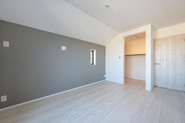 グレーのアクセントクロスがお洒落な洋室。落ち着いた雰囲気の空間は、主寝室や趣味の部屋に最適です。