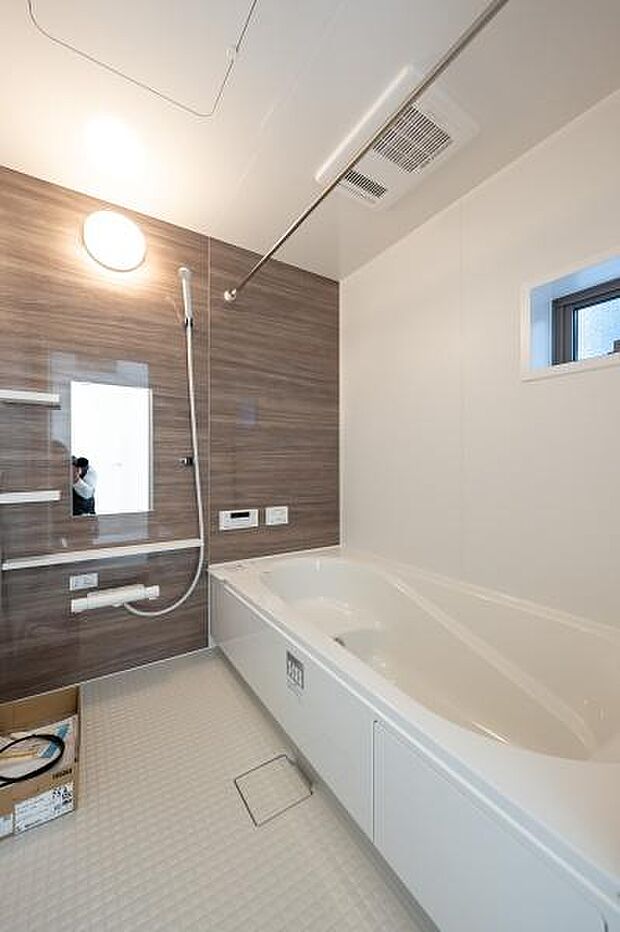 木目調パネルが落ち着くバスルーム。浴室暖房乾燥機付きで、雨の日のお洗濯や冬場の入浴も快適です。