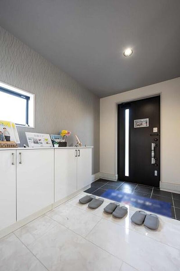 大容量のシューズボックスですっきりとした空間を。アクセントクロスが個性を演出し、毎日の出入りを軽やかに彩ります。