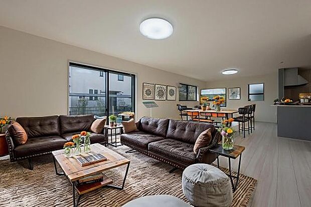 こだわり抜いた家具が映える、落ち着きある大人の空間。ゆとりある広さで、家族の団らんを優しく包み込みます。（本画像はCGにて家具等を配置しております。実際に家具等はおかれておりません。）