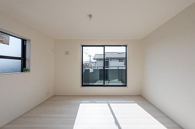 バルコニーに面した明るい洋室。大きな窓からの採光が心地よく、お子様の成長に合わせた家具配置もしやすい形です。