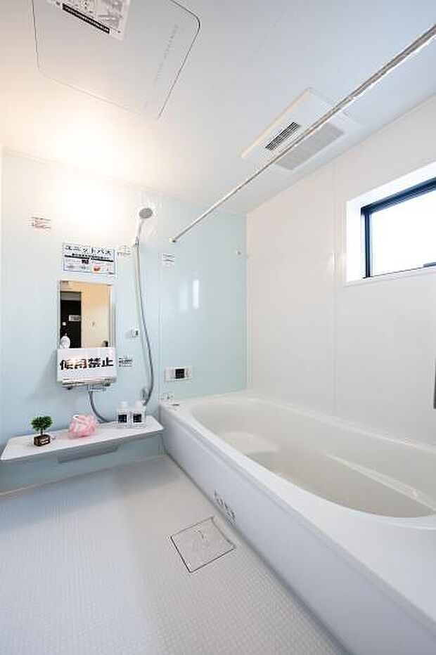 清潔感あふれる爽やかなバスルーム。ゆったりとした浴槽と浴室乾燥機付きで、毎日の疲れを癒やすリラックスタイムを。