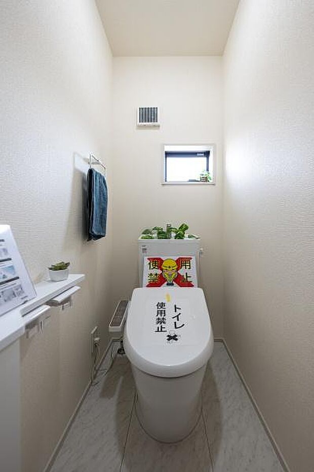 小窓から優しい光が差し込む清潔感のあるトイレ。温水洗浄便座完備で、プライベートな時間も心地よく過ごせます。