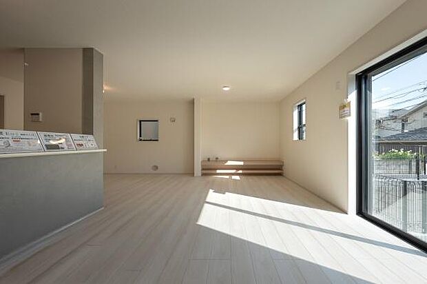 大きな掃き出し窓から心地よい光が差し込むリビング。木の温もりを感じるフローリングで、家族の団らんがより豊かに。