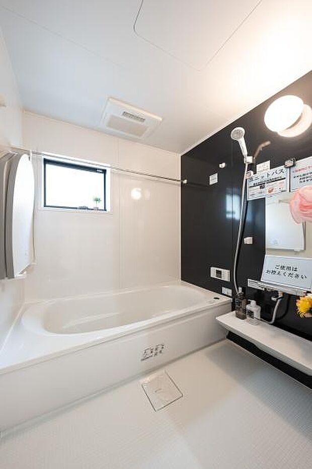 一日の疲れを癒す、窓付きの明るいバスルーム。スタイリッシュなアクセントパネルが、贅沢なバスタイムを演出します。