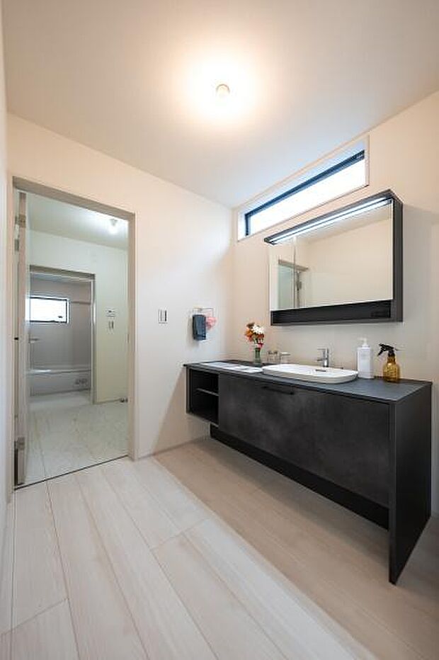 シックなデザインが目を引くワイドな洗面化粧台。身支度がスムーズに整う大きな鏡と、清潔感あふれる空間が日々に彩りを。