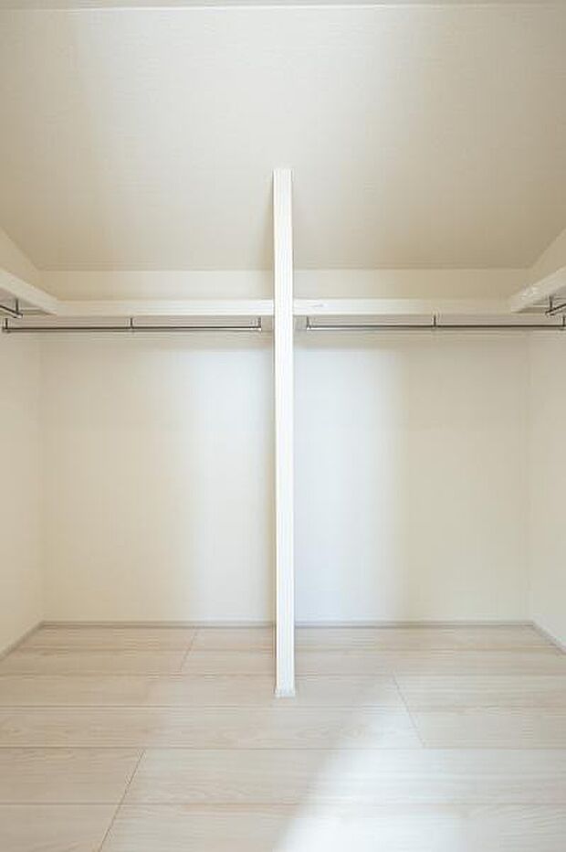 大容量のウォークインクローゼット。季節の衣類や思い出の品もスッキリ収まり、お部屋の広さを有効に活用できます。