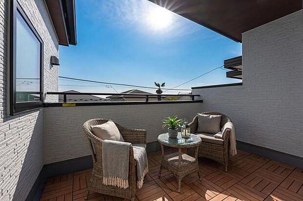 青空を独り占めする開放的なスカイバルコニー。心地よい風を感じながら、至福のティータイムを愉しめます。本画像はCGにて家具やウッドデッキ等を配置しております。実際に家具等はおかれておりません。