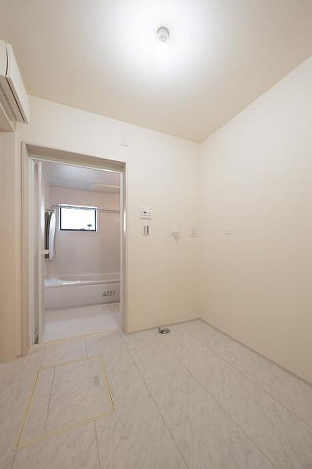 ゆとりある広さを確保した清潔感のある脱衣スペース。家事動線もスムーズで、小さなお子様との入浴準備も快適に行えます。