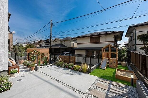 家族の笑顔が弾むプライベートガーデン。遊具を置いても余裕の広さで、お子様の成長を優しく見守る空間です。(本画像はCGにて家具等を配置しております。実際に家具等はおかれておりません。)