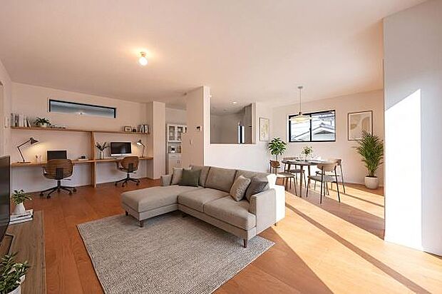 陽光が注ぐ広々としたLDK。ワークスペースも備えた機能的な空間で、家族それぞれの心地よい時間をデザインします。（本画像はCGにて家具等を配置しております。実際に家具等はおかれておりません。）