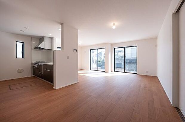 南向きの窓から光が広がる明るいLDK。家具配置のしやすい間取りで、理想のインテリアを自由自在に叶えられます。