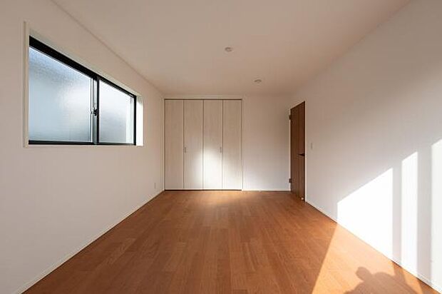 壁一面の大型クローゼットを備えた洋室。お子様のお部屋や趣味の部屋として、家具を配置しやすいすっきりとした間取りです。