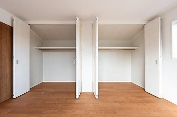収納力に優れた大容量のクローゼット。折れ戸タイプで出し入れもスムーズに、お部屋をすっきりと美しく保てます。