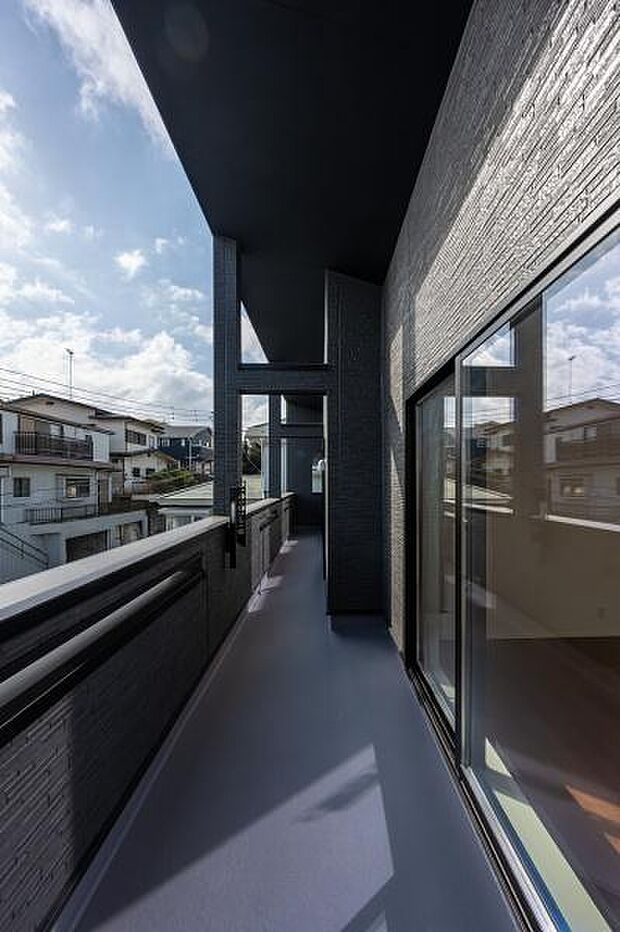 奥行きのあるワイドバルコニーは、洗濯物を干すだけでなく寛ぎの場にも。黒を基調としたスタイリッシュな外観デザインも魅力です。