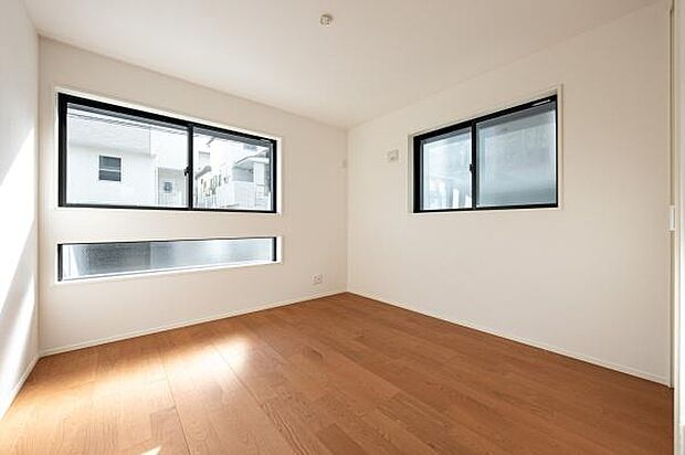 2面採光を確保した明るく爽やかな洋室。機能的な高窓は、プライバシーを守りながら心地よい風と光を室内に採り込みます。