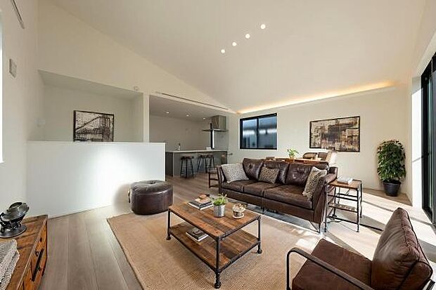 こだわりを形にするヴィンテージスタイル。高い天井と洗練された家具が調和し、住む人の個性を描き出すアーバンな暮らし。(本画像はCGにて家具等を配置しております。実際に家具等はおかれておりません。)