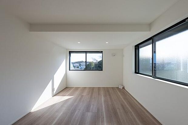 季節の衣類や大型荷物もすっきり収まる大容量収納。枕棚とハンガーパイプを備え、整理整頓がスムーズに叶う機能的な設計です。