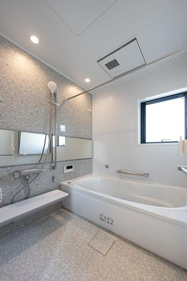 一日の疲れを解き放つ上質なバスルーム。シックなパネルデザインとゆったりとした浴槽が、極上のリラックスタイムを演出します。