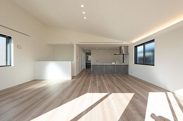 勾配天井がもたらす圧倒的な開放感。光が部屋の奥まで届く大空間リビングは、家族の集いを中心に考えたゆとりある住空間です。