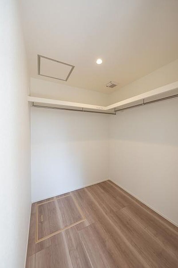 季節の衣類や大型荷物もすっきり収まる大容量収納。枕棚とハンガーパイプを備え、整理整頓がスムーズに叶う機能的な設計です。