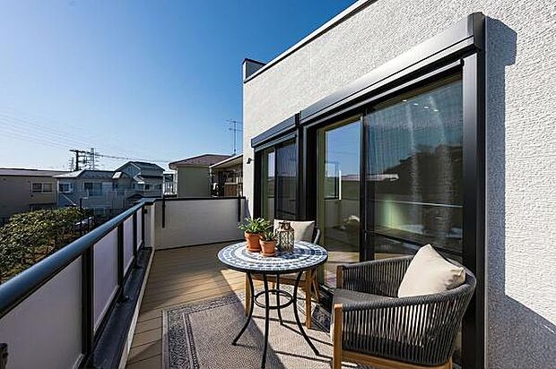 空と繋がるプライベートテラス。心地よい風を感じながら、ティータイムや読書を楽しむ贅沢なアウトドアリビングです。(本画像はCGにて家具等を配置しております。実際に家具等はおかれておりません。)