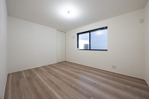 シンプルな内装が家具を引き立てる洋室。二面採光で明るく、クローゼットも完備。子供部屋や書斎など多目的に活用できる空間です。