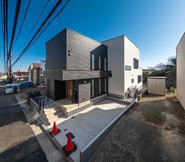 モノトーンが織りなす洗練された邸宅。ガレージスペースを確保した機能的な設計と、モダンなデザインが街並みに美しく映えます。