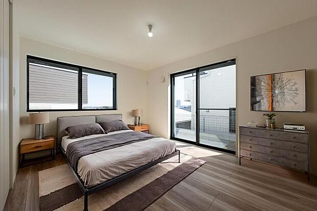 朝日が心地よく差し込む主寝室。落ち着いたトーンの内装とゆとりある広さが、一日の疲れを癒やす上質な眠りを誘います。(本画像はCGにて家具等を配置しております。実際に家具等はおかれておりません。)