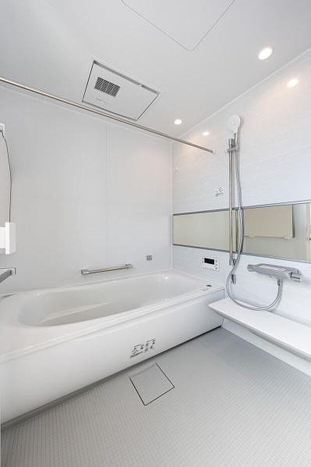 清潔感あふれる広々としたバスルーム。浴室乾燥機やワイドミラーを備え、日々のバスタイムをリラックス空間へと変えます。