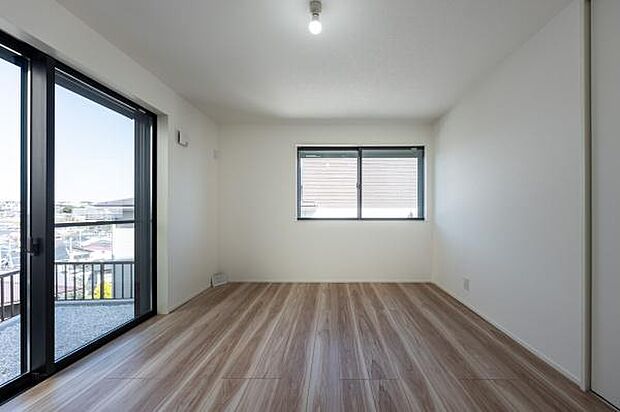 光と風が通り抜ける明るい洋室。大きな窓からは街並みを望むことができ、子供部屋や趣味の部屋としても最適です。