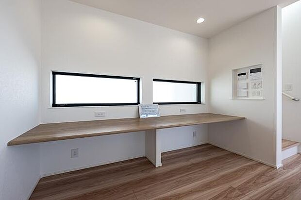 集中力が高まるワイドなデスクカウンター。リビングの一角に設けた機能的な空間は、リモートワークや学習に最適です。