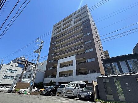 西洞院通沿いに佇む外観の様子です。京都駅が近いだけでなく、バス停も目の前にあります。