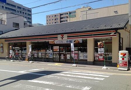 セブンイレブン下京区役所前店まで90m
