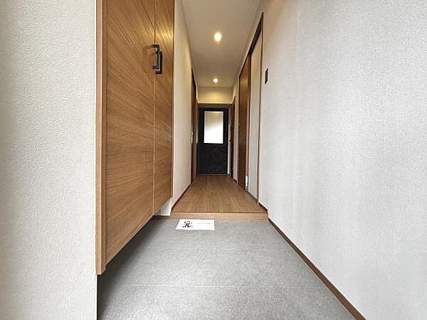 玄関タイル、廊下、建具まで全てナチュラルな雰囲気で統一されています♪