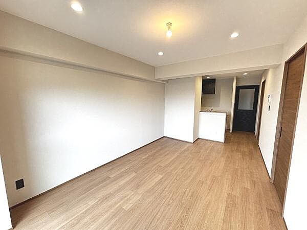 もともとは窓のない、壁付けキッチンのLDKをバルコニーまで続く明るい空間に変更、対面キッチンで家事をしながら家族の様子を確認できます♪