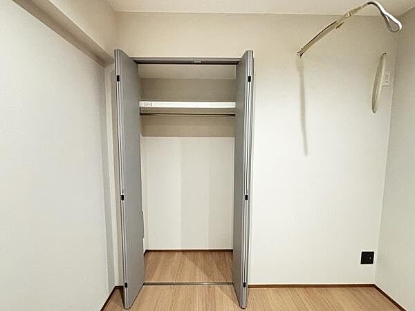 グレー基調のクローゼット