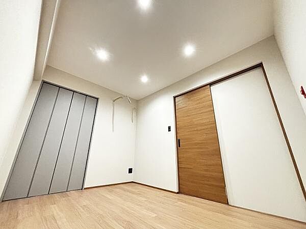 こちらの洋室は窓がありませんが、調光付きのダウンライトを設置することで、昼も夜も快適にお過ごし頂けます♪エアコンの先行配管も施工済みです。
